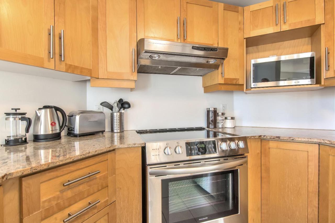 Place-Des-Arts Suites Монреал Екстериор снимка